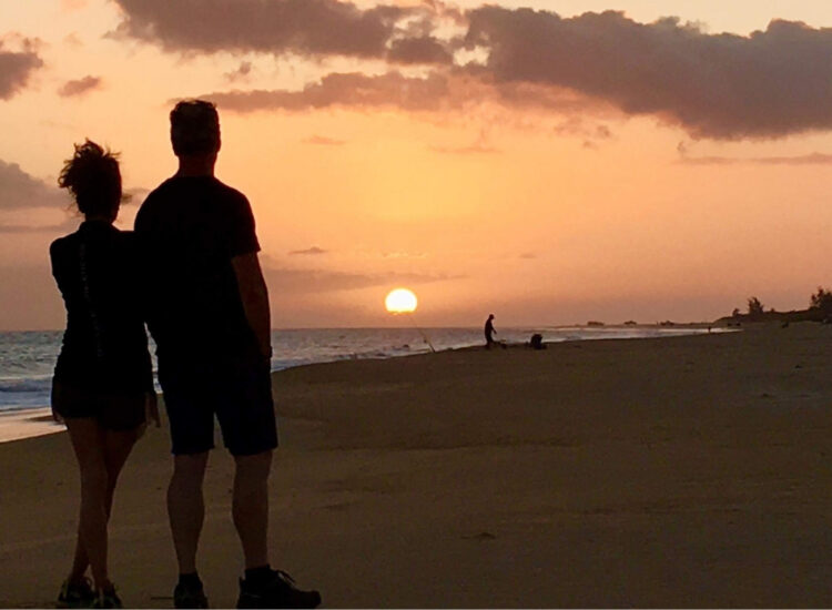 couple-beach-sunset-kauai